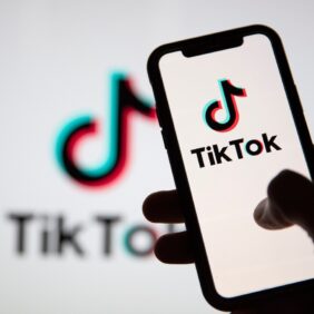 TikTok va réserver certains contenus aux plus de 18 ans